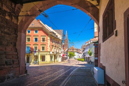 Foto de Freiburg im Breisgau histórico empedrado calle y colorida vista de la arquitectura, Baden Wurttemberg región de Alemania - Imagen libre de derechos