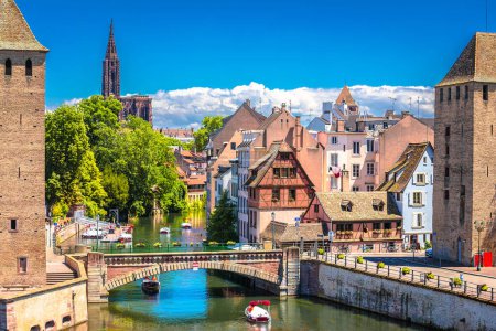 Téléchargez les photos : Strasbourg pittoresque canal fluvial et vue sur l'architecture, région Alsace de France - en image libre de droit