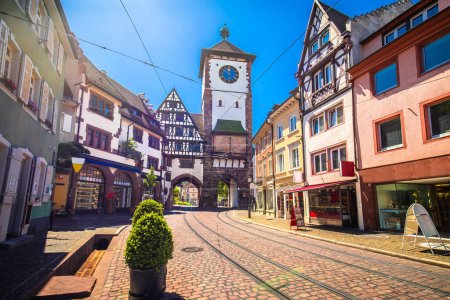 Foto de Freiburg im Breisgau histórico empedrado calle y colorida vista de la arquitectura, Baden Wurttemberg región de Alemania - Imagen libre de derechos