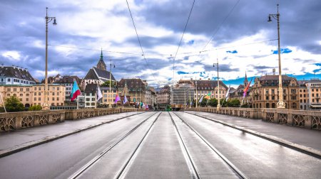 Foto de Puente central de Basilea y arquitectura histórica vista del día lluvioso, norte de Suiza - Imagen libre de derechos