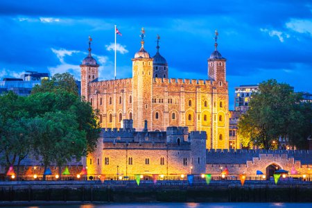 Foto de La torre de Londres y la puerta de los traidores vista de la noche desde el río Támesis, capital del Reino Unido - Imagen libre de derechos