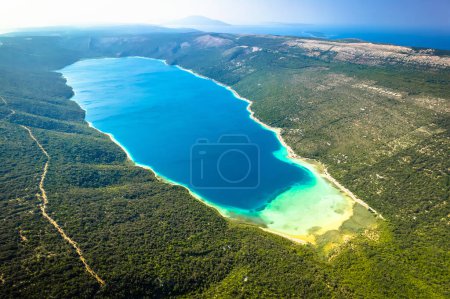 Téléchargez les photos : Lac Vransko sur l'île de Cres vue aérienne, arcipelago de Croatie - en image libre de droit