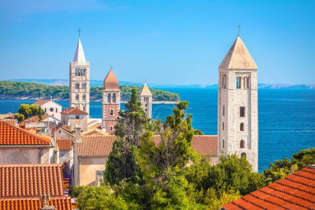 Téléchargez les photos : Four tower od vue historique sur la ville de Rab, île de Rab, archipel de Croatie - en image libre de droit