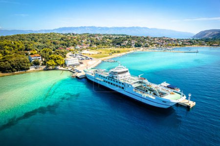 Téléchargez les photos : Lopar ferry port sur l'île de Rab vue aérienne, archipel de Croatie - en image libre de droit