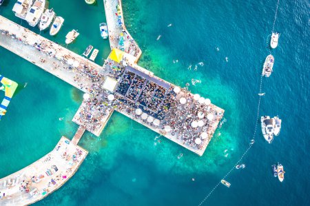 Téléchargez les photos : Fête de plage sur la jetée vue aérienne, Malinska sur l'île de Krk en Croatie - en image libre de droit