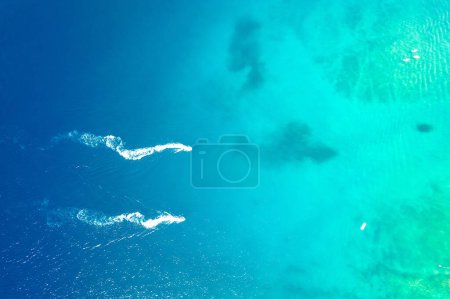 Téléchargez les photos : Jet Ski sur la mer turquoise vue aérienne, plaisir d'été sur la côte de la Croatie - en image libre de droit
