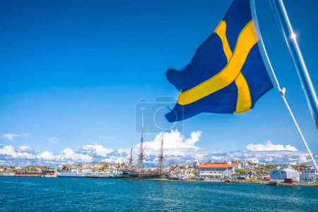 Foto de Bandera sueca en el barco en el archipiélago de las islas de Gotemburgo cerca de la isla de Donso, Vastra Gotaland County, Suecia - Imagen libre de derechos