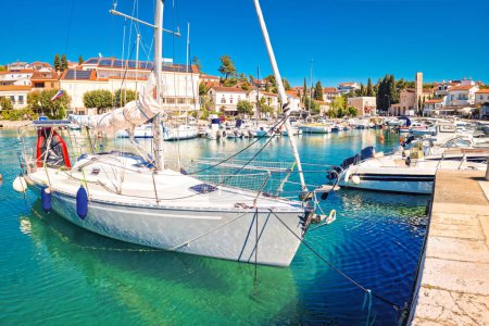Téléchargez les photos : Ville de Malinska vue sur le port et le front de mer, île de Krk en Croatie - en image libre de droit