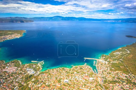 Téléchargez les photos : Vue panoramique aérienne de la baie de Malinska sur l'île de Krk, destination estivale dans le golfe du Kvarner en Croatie - en image libre de droit