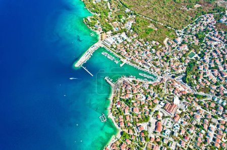 Téléchargez les photos : Vue panoramique aérienne de la baie de Malinska sur l'île de Krk, destination estivale dans le golfe du Kvarner en Croatie - en image libre de droit