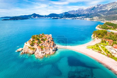 Sveti Stefan historisches Inseldorf und Blick auf den Strand, Archipel von Montenegro