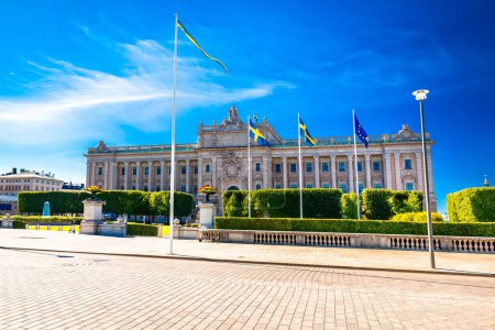 Foto de Parque Riksplan y el parlamento sueco La fachada de la casa Riksdag vista, capital de Suecia - Imagen libre de derechos