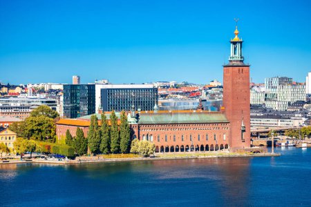Foto de Estocolmo stadshus city hall waterfront view, capital de Suecia - Imagen libre de derechos