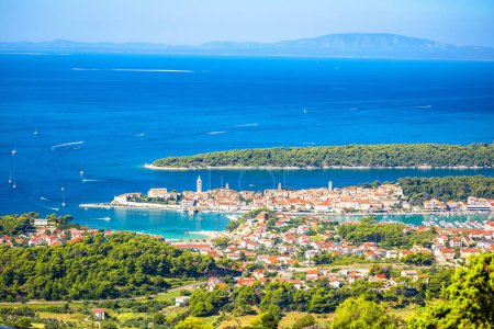 Téléchargez les photos : Ville de Rab et archipel Adriatique vue panoramique depuis la colline, Croatie - en image libre de droit