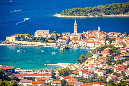 Téléchargez les photos : Ville de Rab et archipel Adriatique vue panoramique depuis la colline, Croatie - en image libre de droit