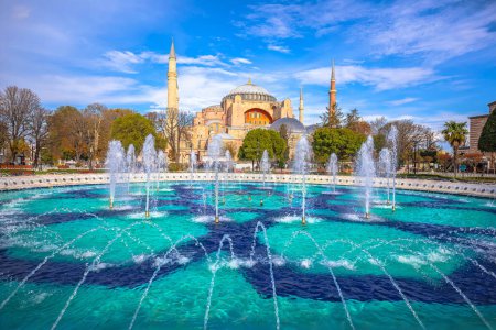 Foto de La Gran Mezquita de Santa Sofía y fuente en Estambul vista, monumentos de Turquía - Imagen libre de derechos