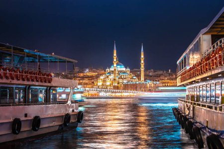 Foto de Mezquita Eminonu y Yeni Cami en Estambul vista nocturna, monumentos de Turquía - Imagen libre de derechos
