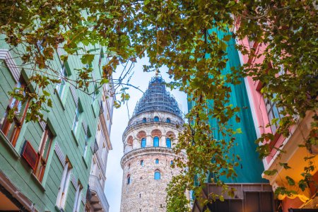 Foto de Torre Galata y colorida arquitectura de vista de la calle Estambul, la ciudad más grande de Turquía - Imagen libre de derechos