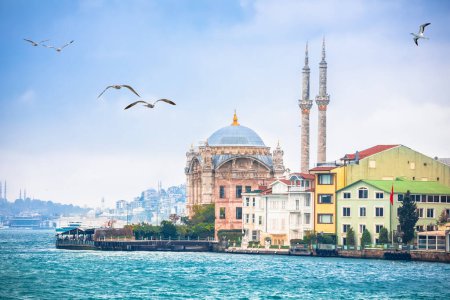 Foto de Mezquita Ortakoy o Buyuk Mecidiye Camii y canal del Bósforo en Estambul vista, monumentos de la ciudad más grande de Turquía - Imagen libre de derechos