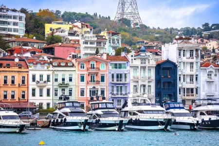 Foto de Arnavutkoy Bósforo frente al mar en Estambul colorida vista de la arquitectura, pintoresca ciudad más grande de Turquía - Imagen libre de derechos