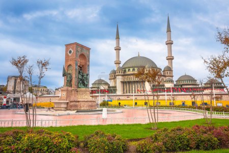 Foto de Plaza Taksim en la mezquita de Estambul y vista a la calle, la ciudad más grande de Turquía - Imagen libre de derechos