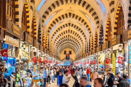 Foto de Estambul, Turquía, 22 de noviembre de 2023: El Gran Bazar en Estambul vista. El mayor mercado cerrado histórico de Estambul. Destino turístico famoso. - Imagen libre de derechos