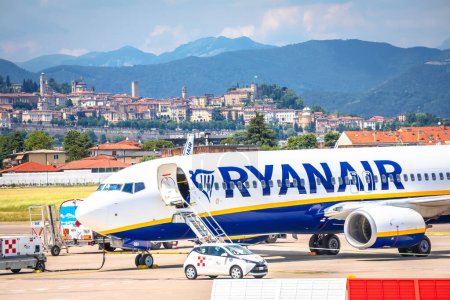 Téléchargez les photos : Bergame, Italie, 27 juin 2021 : Avions de l'aéroport Orio Al Serio de Bergame et vue sur la ville de Bergame. BGY aéroport est Ryanair hub base. Région Lombardie en Italie. - en image libre de droit