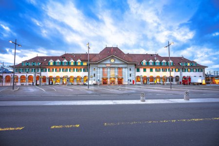 Téléchargez les photos : Gare de Thoune vue aube, Suisse centrale - en image libre de droit
