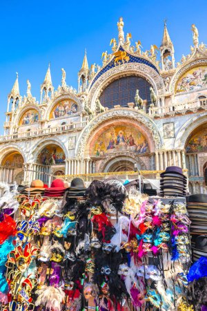 Foto de Basílica de San Marcos y stand de carnaval en Venecia vista, destino turístico en Italia - Imagen libre de derechos