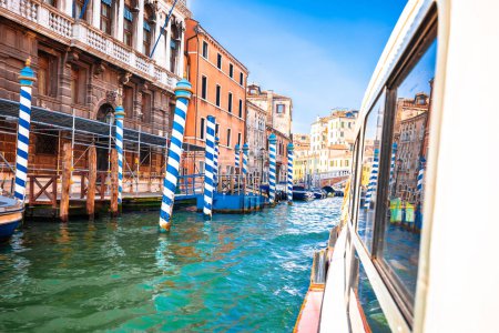 Foto de Barco en Venecia canal vista frente al mar, destino turístico en el norte de Italia - Imagen libre de derechos