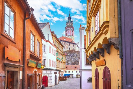 Malerisch bunte Straße der Altstadt von Cesky Krumlov, Südböhmische Region der Tschechischen Republik