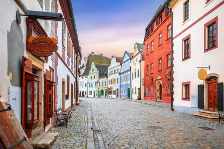 Escénica calle colorida del casco antiguo de Cesky Krumlov, región de Bohemia del Sur de la República Checa