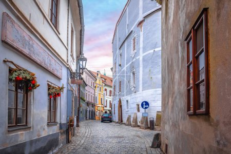 Escénica calle colorida del casco antiguo de Cesky Krumlov, región de Bohemia del Sur de la República Checa