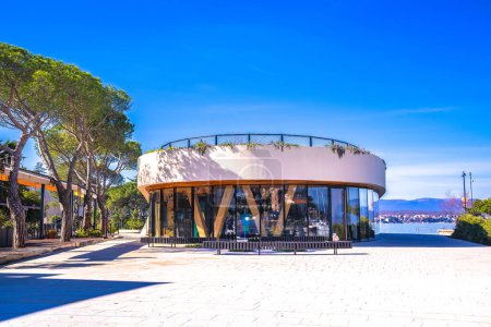 Téléchargez les photos : Malinska front de mer Duboak point de repère vue passerelle, île de Krk, Croatie - en image libre de droit