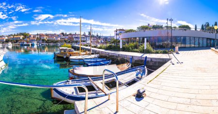 Krk. Ville de Malinska vue sur le port et le front de mer, île de Krk en Croatie
