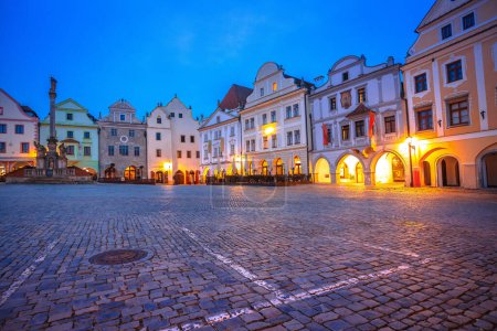 Cesky Krumlov Hauptplatz malerische Architektur Blick auf die Morgendämmerung, Südböhmische Region der Tschechischen Republik