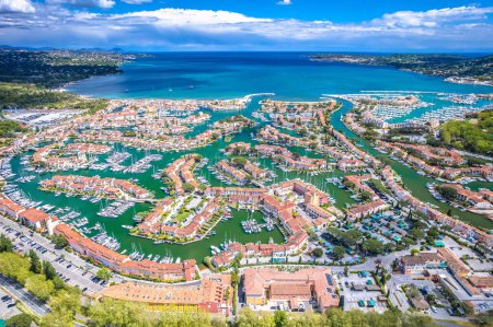 Téléchargez les photos : Port pittoresque Port Grimaud port de plaisance village vue aérienne, archipel de la Côte d'Azur - en image libre de droit