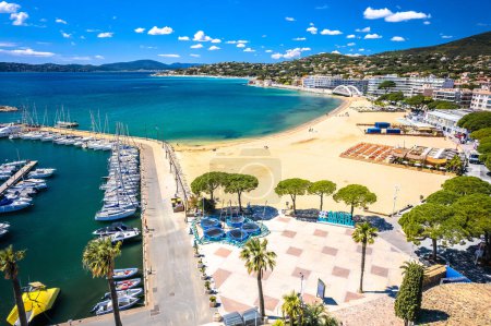 Téléchargez les photos : Plage et littoral de Sainte Maxime vue aérienne, Côte D Azur en France - en image libre de droit