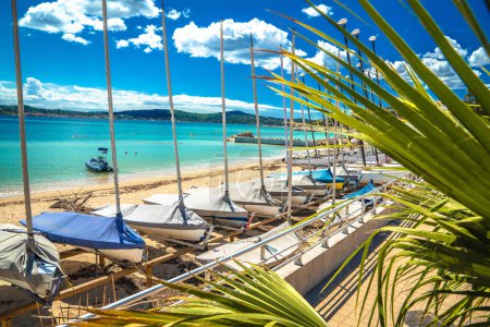 Sainte Maxime playa de arena turquesa y vistas a los veleros, Costa Azul en Francia