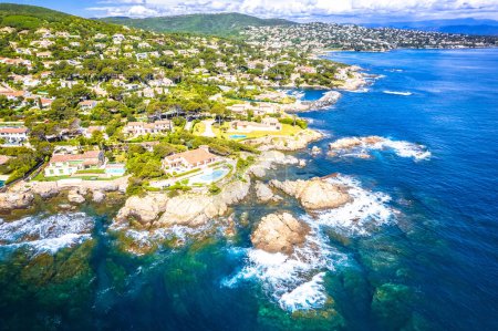 Téléchargez les photos : Côte panoramique de la Côte d'Azur près de Sainte Maxime vue aérienne, sud de la France - en image libre de droit