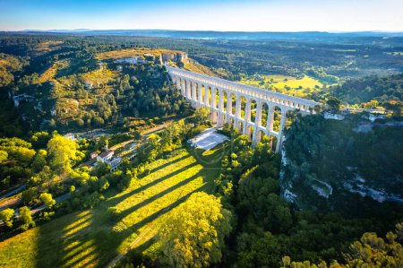 Téléchargez les photos : Aqueduc en pierre de Roquefavor dans un paysage verdoyant vue aérienne panoramique, monument du sud de la France - en image libre de droit