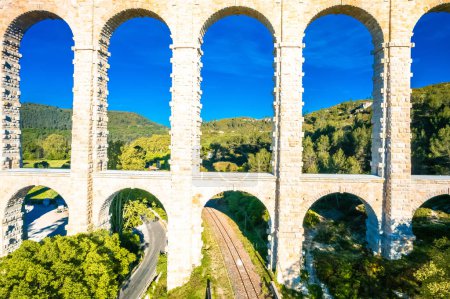 Téléchargez les photos : Aqueduc en pierre de Roquefavor vue sur les arches, point de repère du sud de la France - en image libre de droit
