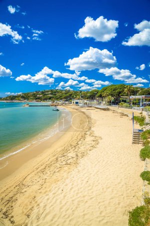 Playa de arena turca cerca de Saint Tropez vista, sur de Francia