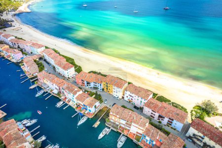 Landschaftlich reizvolle Port Grimaud Yachthafen und Strand Luftaufnahme, Archipel der französischen Riviera