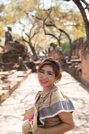 Téléchargez les photos : Beautiful asian woman smiling with happiness face standing in old temple at ayutthaya heritage site of unesco thailand - en image libre de droit
