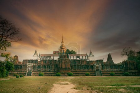 Téléchargez les photos : Wat nakornlaung temple l'une des destinations de voyage les plus populaires dans ayutthaya wold site du patrimoine de l'Unesco en Thaïlande - en image libre de droit