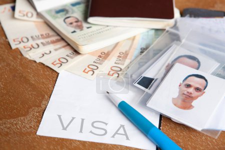 Téléchargez les photos : Euro argent et photo de l'homme asiatique avec l'autorisation de visa - en image libre de droit