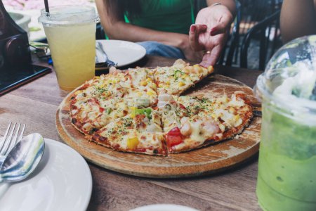 Téléchargez les photos : Pizza italienne style hawaïen dressing prêt à manger sur plaque de bois - en image libre de droit