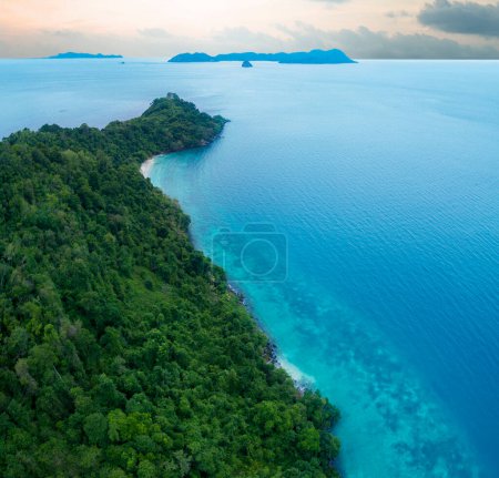 Téléchargez les photos : Vue grand angle de la belle nyang oo phee île andaman mer au sud de myanmar l'une des destinations les plus populaires - en image libre de droit