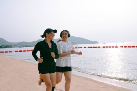 Téléchargez les photos : Couples asiatique femme courir sur mer plage avec bonheur - en image libre de droit